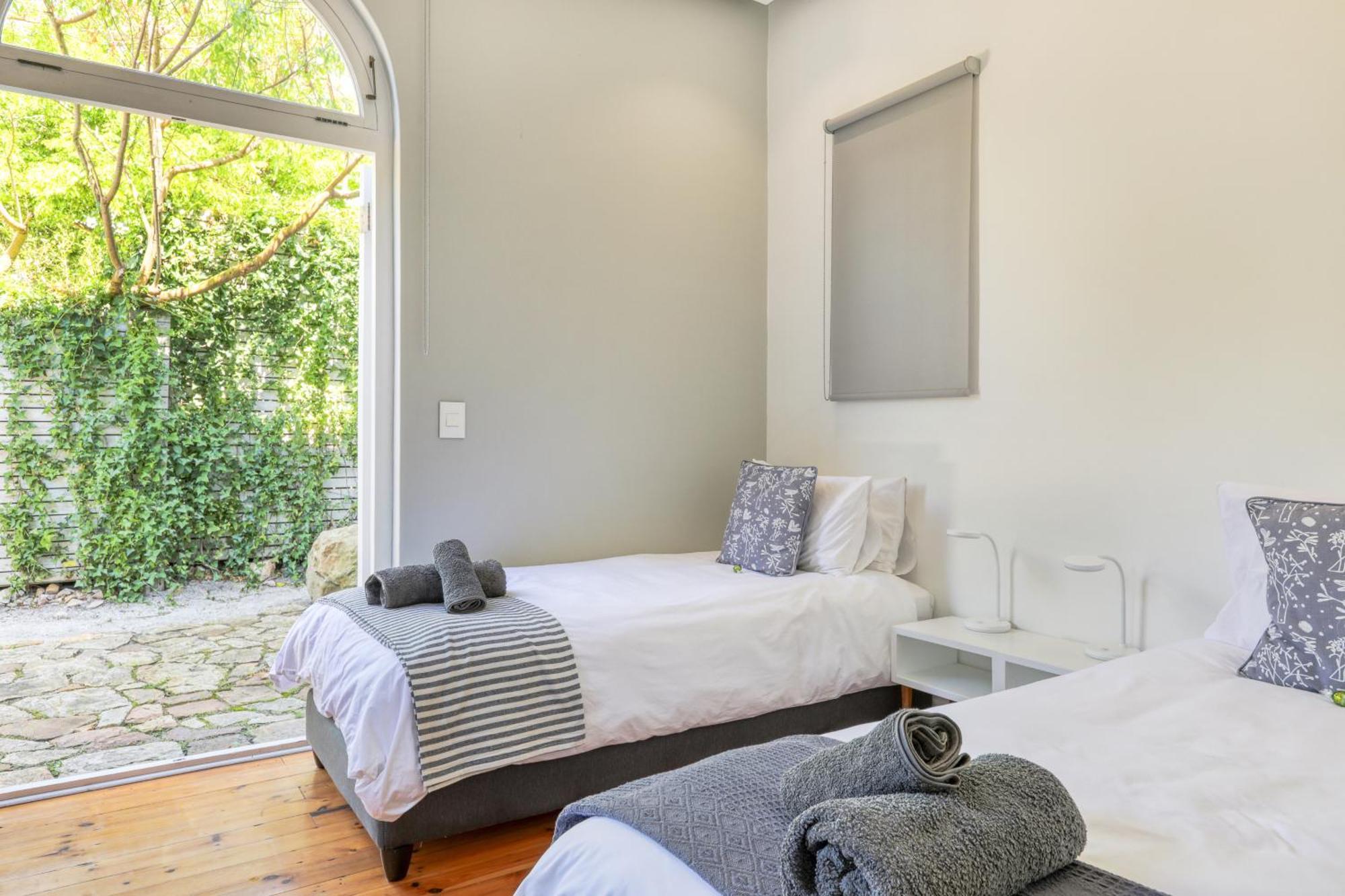 Behr Road Apartment With Sea View Patio Cape Town Exterior photo